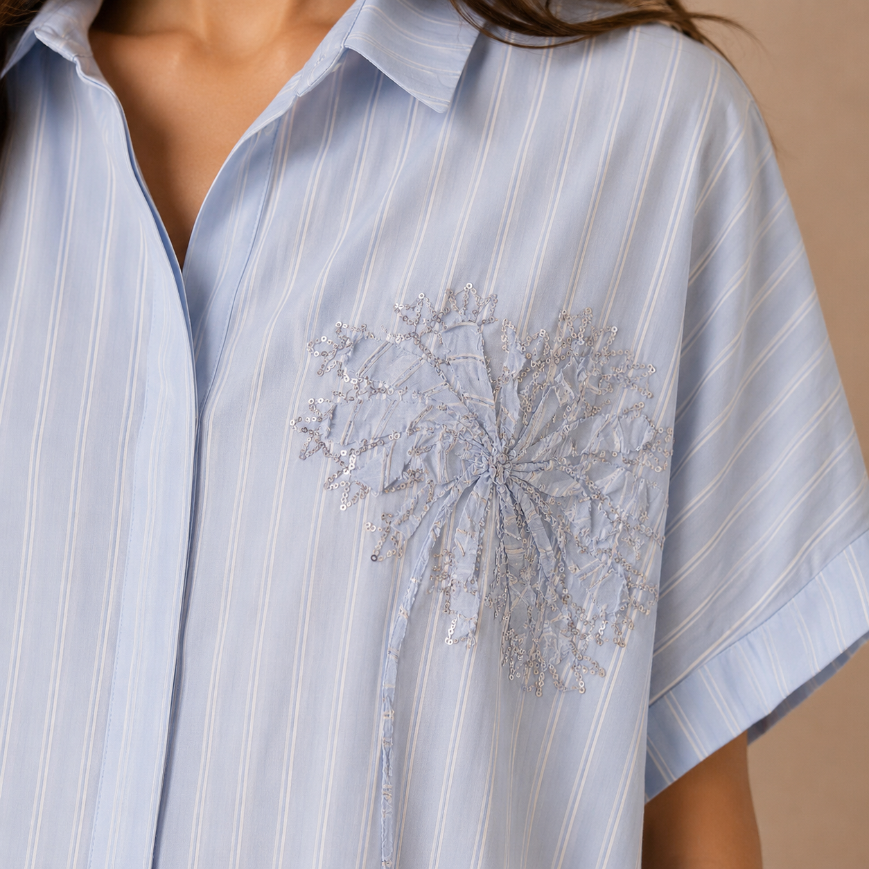 Camicia Lunga Donna a Righe Azzurra con Fiore Ricamato