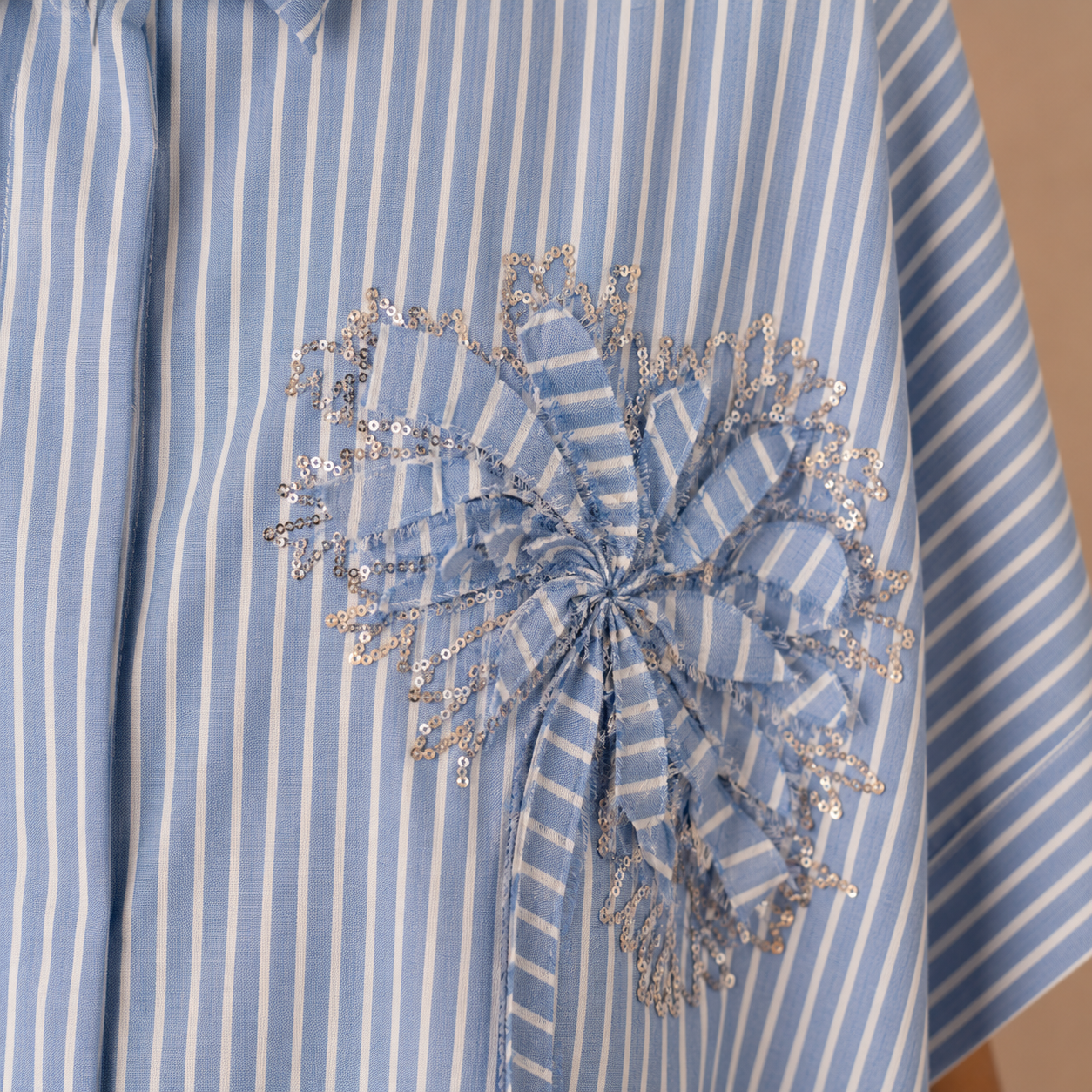 Camicia Lunga Donna a Righe Azzurro Scuro con Fiore Ricamato