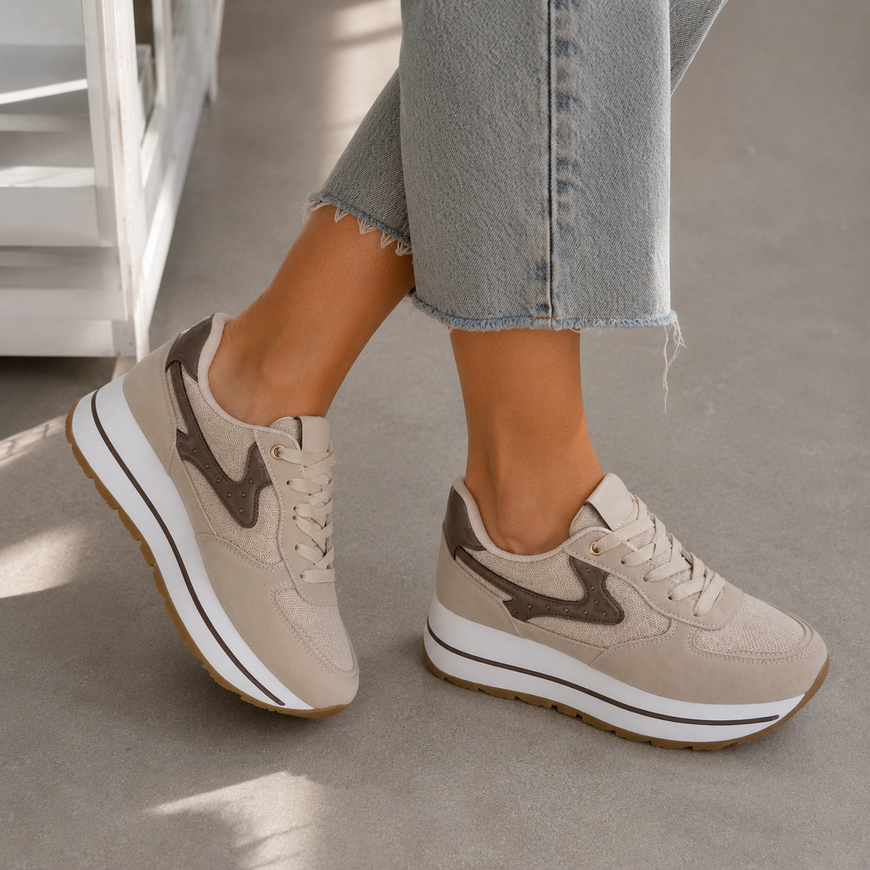 Sneakers Platform con Inserti a Contrasto