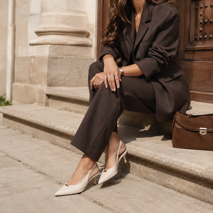 Slingback a punta con tacco e dettaglio metallico