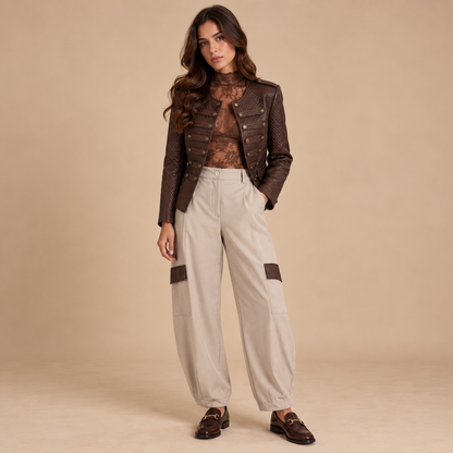 Pantalone cargo balloon con dettagli effetto pelle