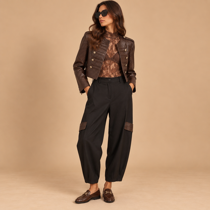 Pantalone cargo balloon con dettagli effetto pelle