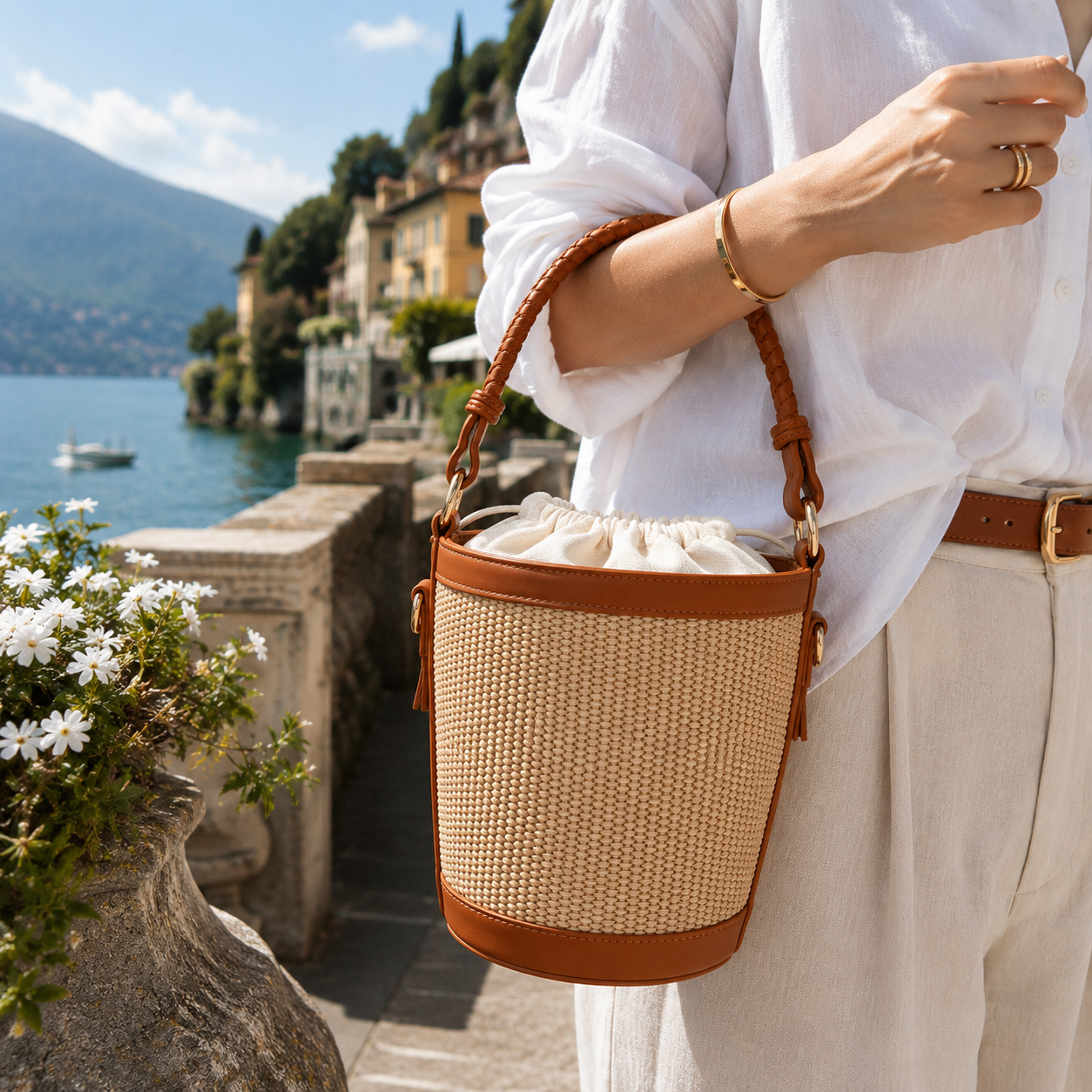 Borsa Secchiello Effetto Rafia con Manico Intrecciato – Beige, Camel e Marrone