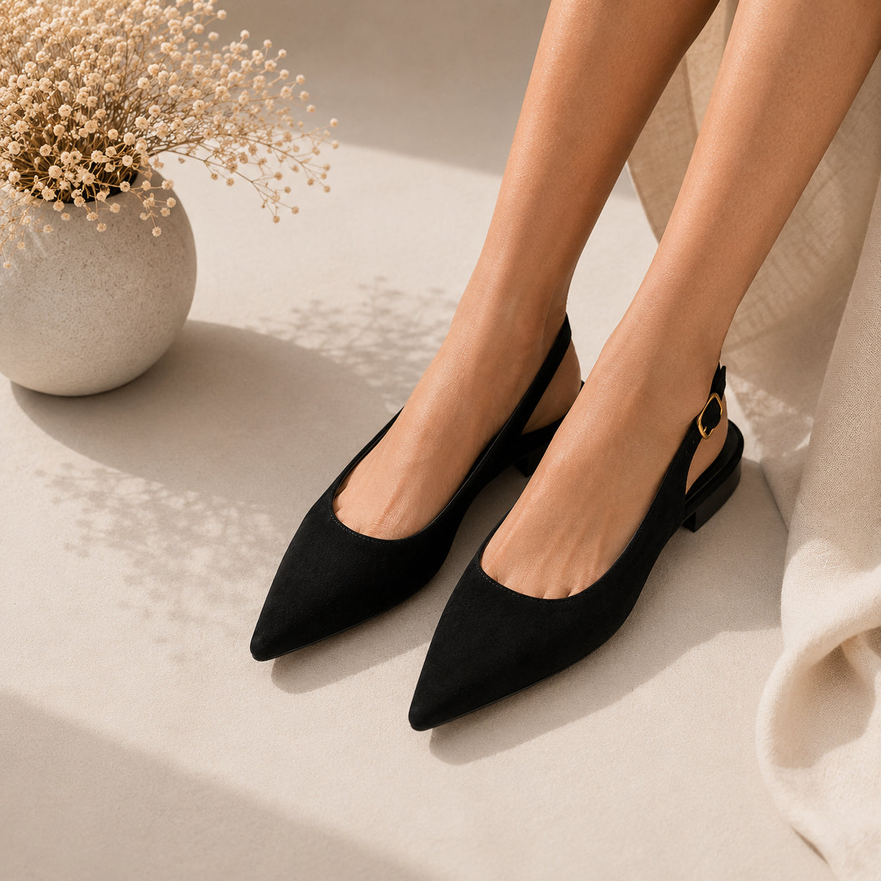 Eleganter Damenschuh mit spitzer Zehenpartie und offener Ferse – Schwarz und Dunkelbraun