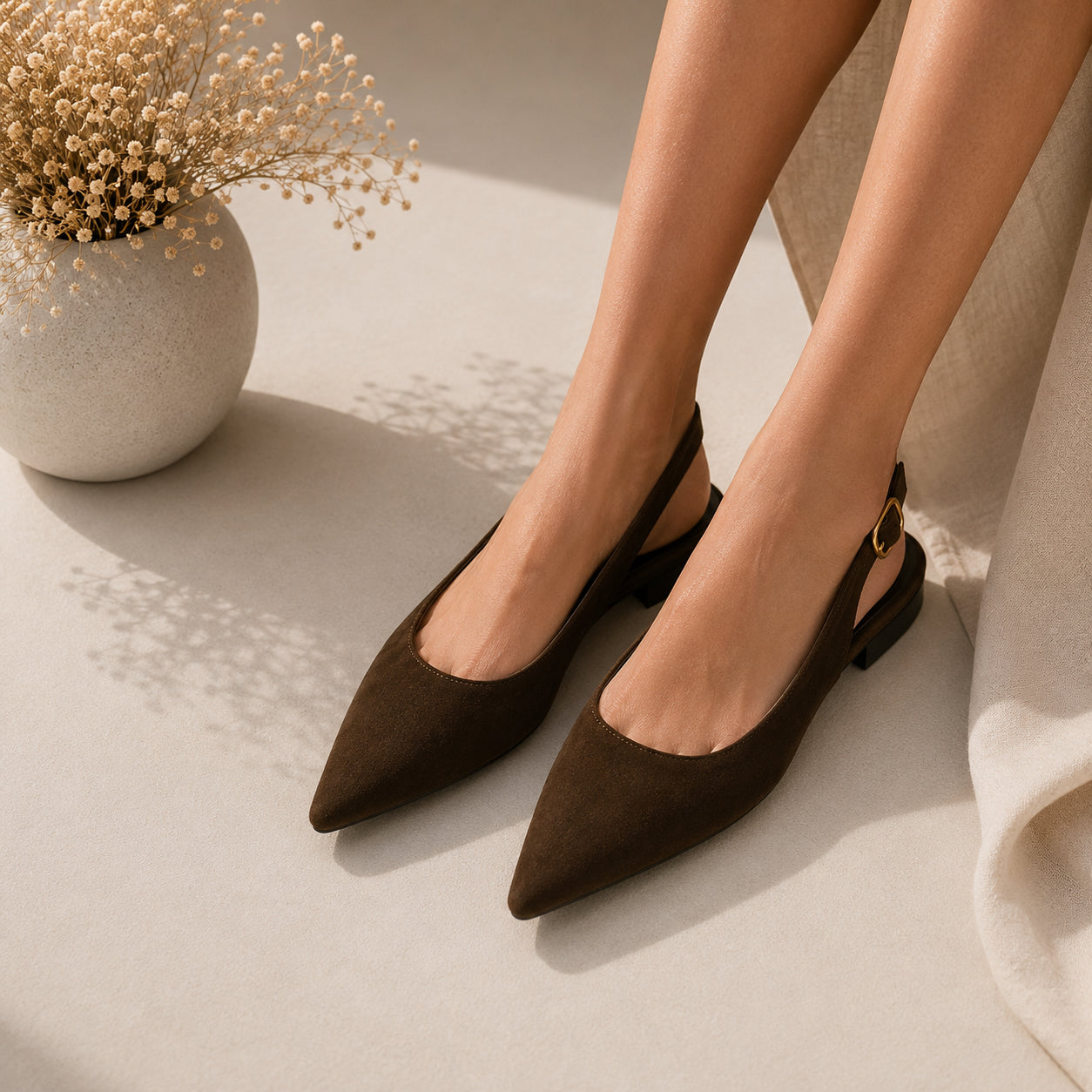Eleganter Damenschuh mit spitzer Zehenpartie und offener Ferse – Schwarz und Dunkelbraun